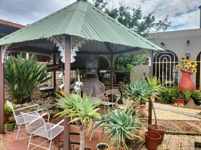 Immaculate 4 Bedroom Home with Flat and cosy Entertainment Area and landscaped garden