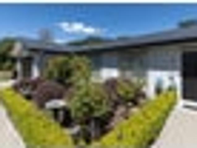 Immaculate 4 Bedroom Lifestyle on 1.1 Hectares!