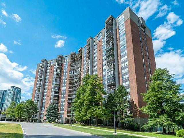Immaculately Maintained 3 Bedroom Condo In Mississauga!