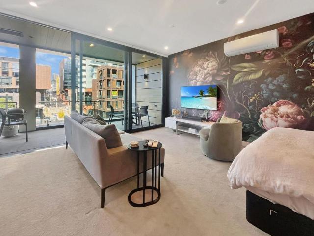 Immaculately Presented, Fully Furnished Studio.
