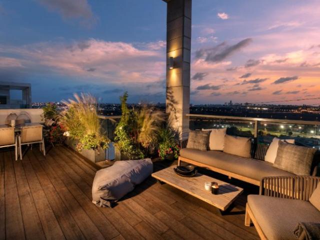 IMMENSE T5 avec 120 m2 de TERRASSE sur le TOIT ! Pied TRAMWAY T6 et Proche METRO D ! 5 pièces, 130 m²