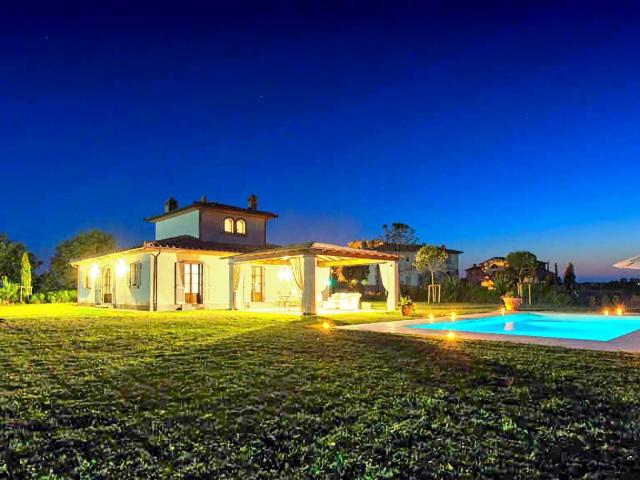 Immersa tra le morbide colline toscane, questa villa rappres. 246m² Cortona