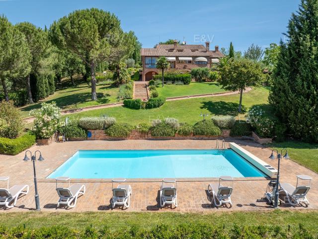 Immerso nella campagna di Castiglione del Lago, a soli 10 km. 500m² Castiglione del Lago