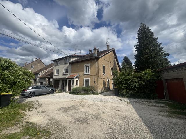 IMMEUBLE 6 APPARTEMENTS + 5 GARAGES