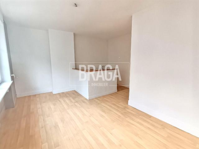 IMMEUBLE 160 M2 COMPOSE D UN LOCAL COMMERCIAL/JARDIN ET 3 APPARTEMENTS