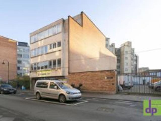 Immeuble 1.750 M² commerce + entrepôt + bureaux + 9 parkings