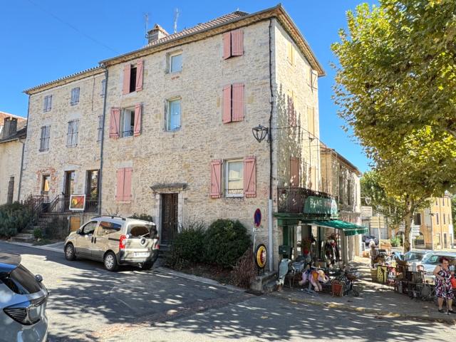 Immeuble 2 appartements 1 local commercial