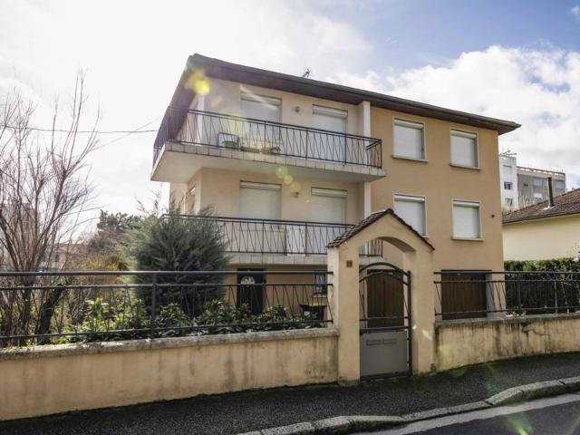 Immeuble + 2 garages et jardins