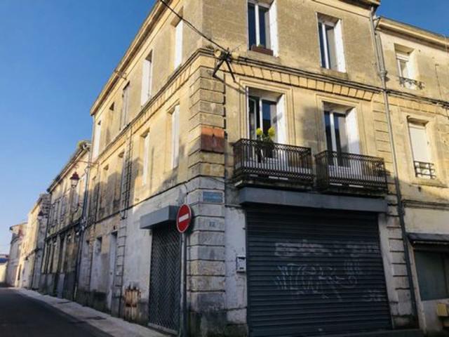 IMMEUBLE A PAUILLAC CENTRE DEUX ETAGES A RENOVER A