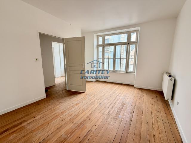Immeuble monopropriété à rénover, 3 appartements + 2 locaux, 370 m2 à Fougerolles