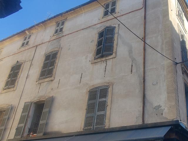 Immeuble à rénover 250m2 + caves