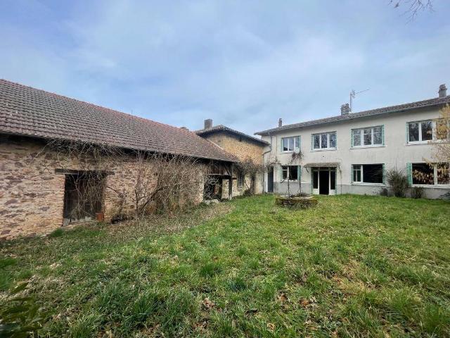 Immeuble à rénover avec maison et grange