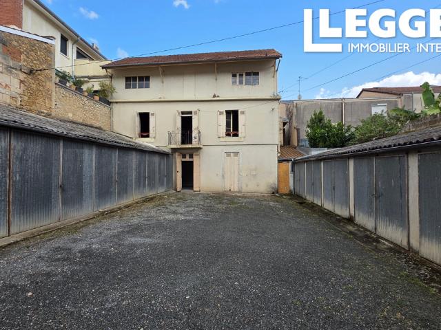 Immeuble à rénover en centre ville de Périgueux. Avec 15 garages