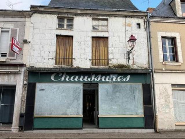 Immeuble à usage mixte avec son commerce de 44m2 et deux grande dépendance sur une surface totale de 180m2