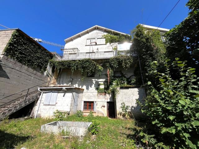 Immeuble à vendre, usage habitation et commerce, mitoyen des. 167m² Gourdon