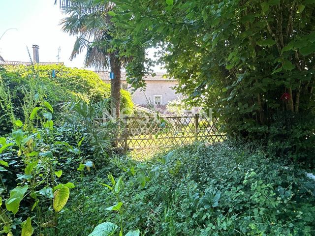 Immeuble avec magasin + Appartements au Coeur de Nontron ave. 360m² Nontron