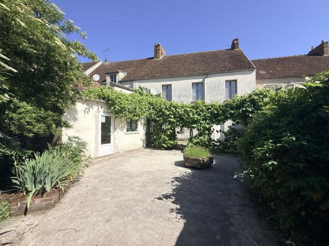Immeuble avec commerce et appartement 294m² Touquin
