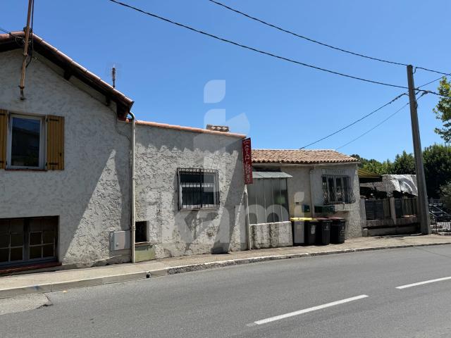 Immeuble avec du potentiel à Châteauneuf Grasse 227m² Châteauneuf Grasse