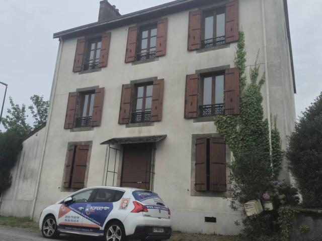 Immeuble avec du potentiel à SAINT SULPICE LAURRIERE