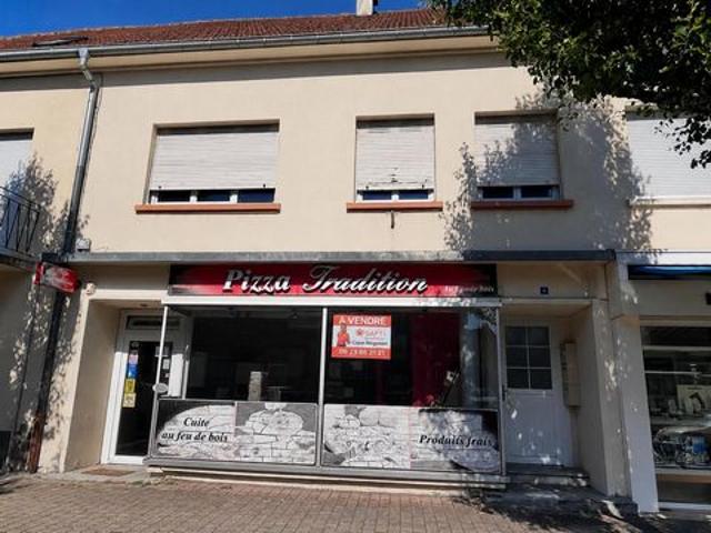 Immeuble avec local commercial et appartement T2 à Sarralbe