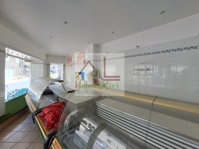 Immeuble avec local commercial et appartements