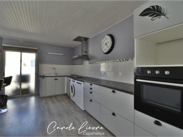 Immeuble avec local commercial et grand appartement sur LEZIGNAN LA CEBE