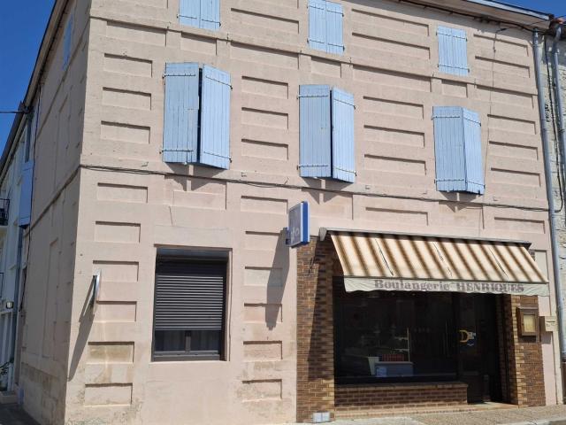Immeuble Avec Local Commercial Et Habitation 178m² Chasseneuil sur Bonnieure