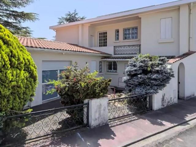 Immeuble avec local commercial et studio indépendant au cœur. 480m² Salles