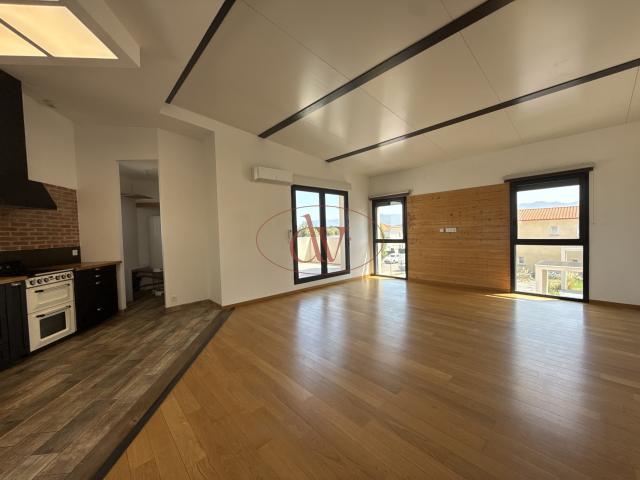 Immeuble avec local commercial loué et superbe duplex a l'étage BAGES