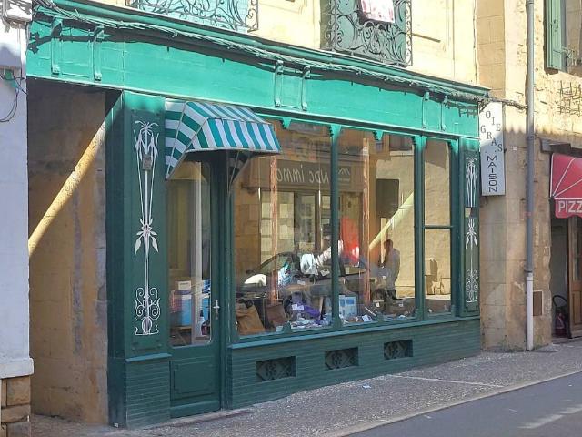 Immeuble avec pas de porte: local commercial de 30m² avec wc. 130m² Beaumontois en Périgord
