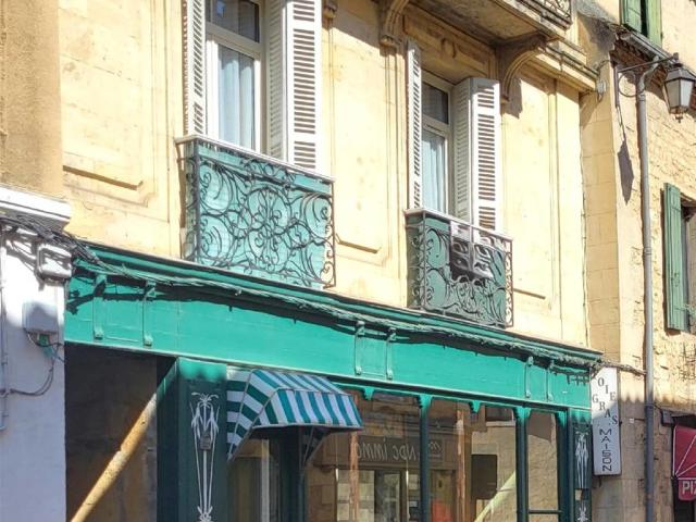 Immeuble avec pas de porte: local commercial de 30m² avec wc. 130m² Beaumontois en Périgord