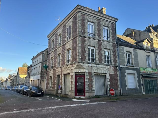 Immeuble avec trois appartements et un bureau en Normandie 257m² Mortagne au Perche