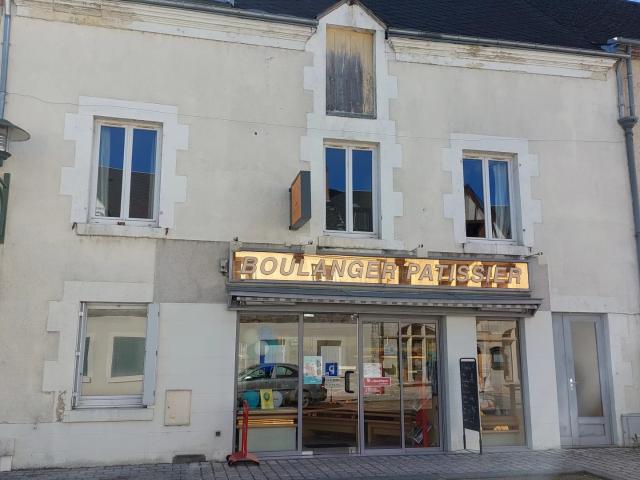Immeuble avec un commerce, un appartement et grenier aménageable