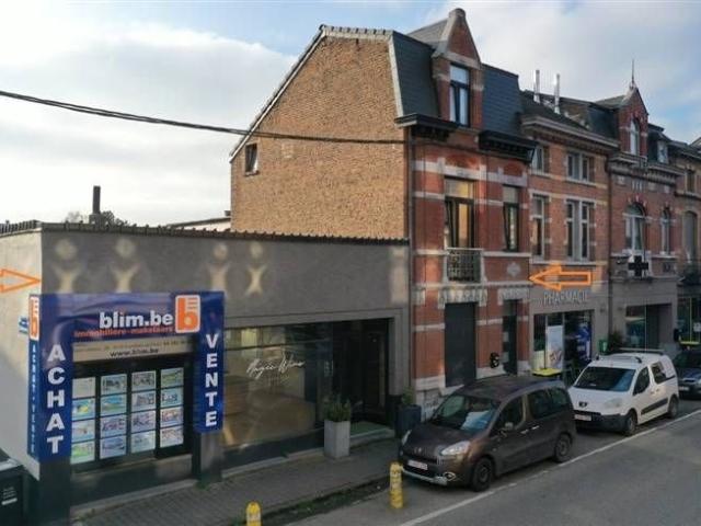 Immeuble avec: 2 maisons, un commerce avec cour et garage