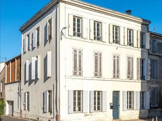 IMMEUBLE avec 3 appartements, une terrasse et un grand garag