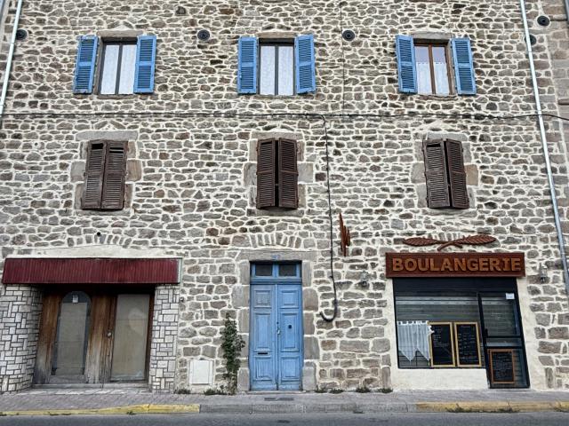 Immeuble Besseges 450 m2 + 2 locaux commerciaux