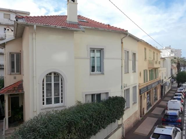 IMMEUBLE BOURGEOIS – JUAN LES PINS – À 150 M DES PLAGES