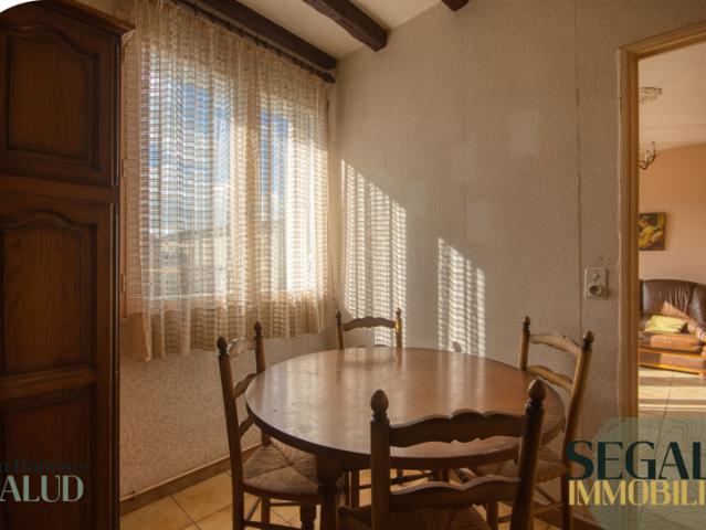 Immeuble centre Saint Benoît Local 75 m2 + appartement