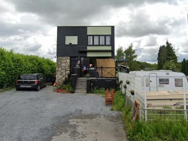 Immeuble commercial avec appartement 1 chambre à l'étage
