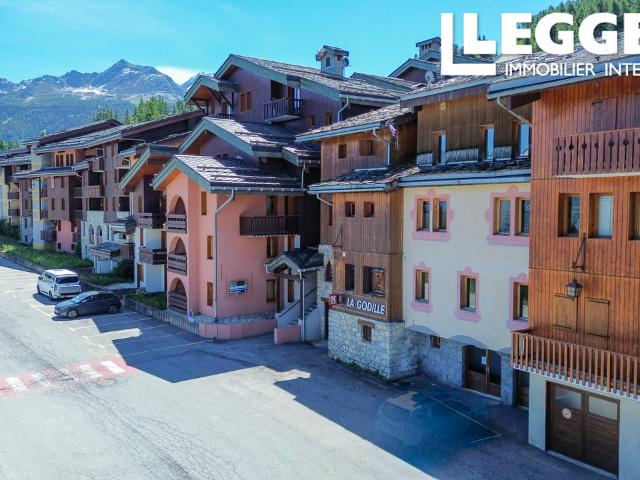 Immeuble commercial à La Plagne comprenant un magasin, DEUX appartements, un garage et ski room