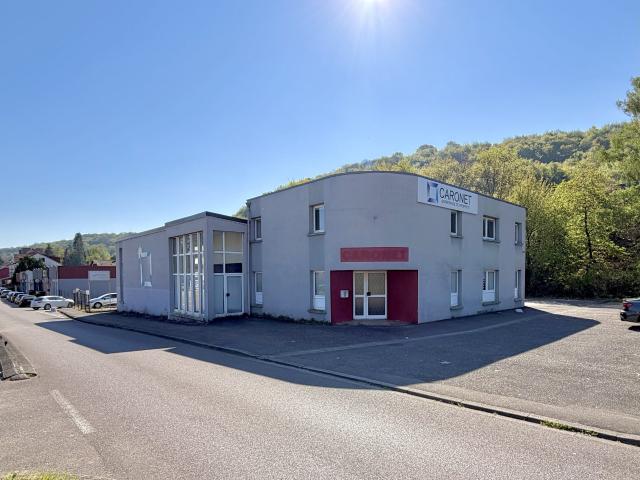 Immeuble commercial polyvalent aux portes de la frontière