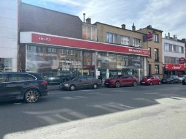 Immeuble commerciale situé le long de la chaussée de Ninove