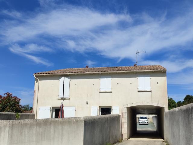 Immeuble comportant deux maisons mitoyennes louées à l'année 174m² Bussac sur Charente