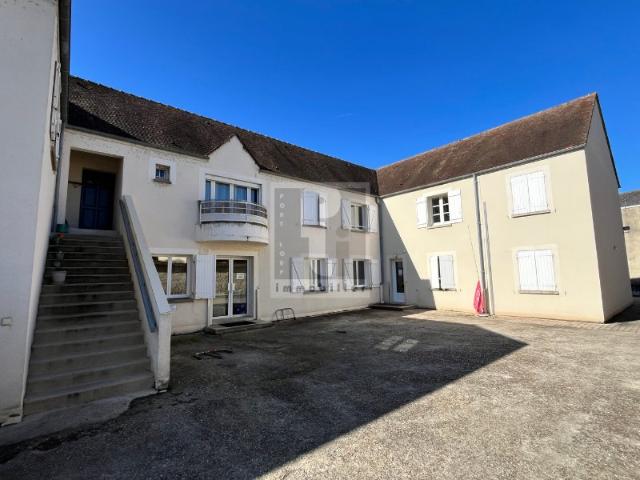 immeuble composé de bureaux et de 2 logements 2 et 3 pièces