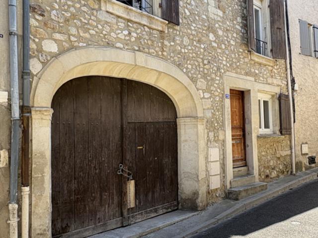 Immeuble composé de deux appartements et d'un garage au coeu
