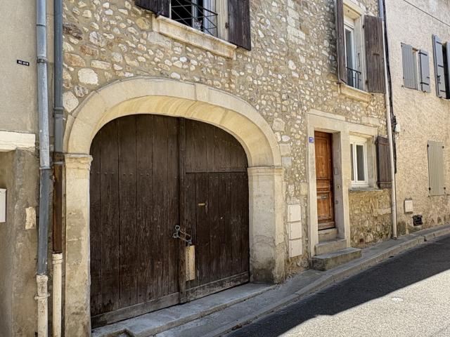 Immeuble composé de deux appartements et d'un garage au coeur de l'Enclave des papes