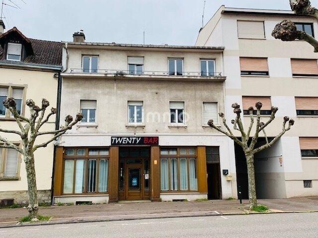 Immeuble comprenant un local commercial et deux appartements