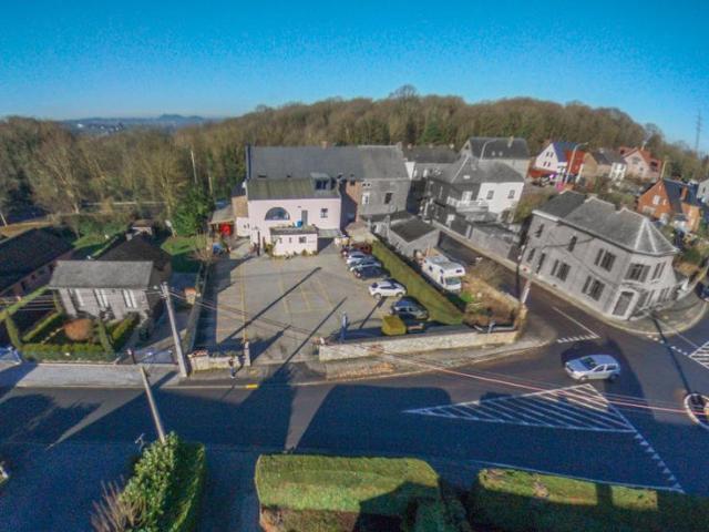 immeuble comprenant 4 appartements, commerce 180m²et terrain