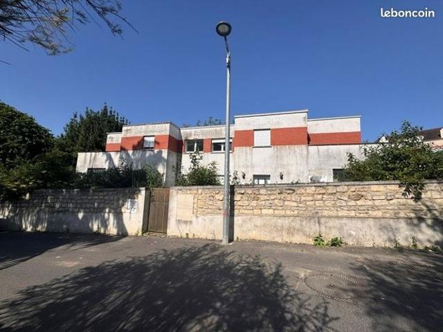 Immeuble de 4 appartements à rénover à Chennevière sur Marne