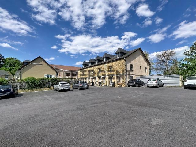 Immeuble De 5 Logements En Triplex Avec Grand Parking A La F. 431m² La Francheville